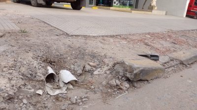 Vecinos reclaman a Sameep que restaure una vereda céntrica