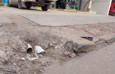 Vecinos reclaman a Sameep que restaure una vereda céntrica