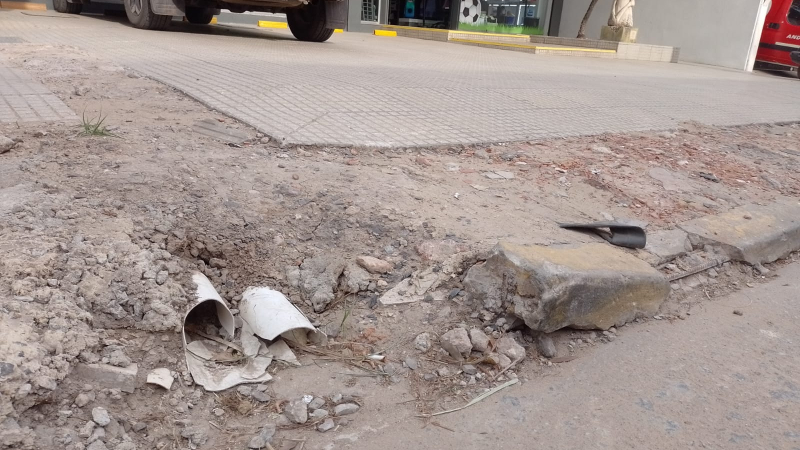 Vecinos reclaman a Sameep que restaure una vereda céntrica