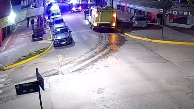 Perdió el control, subió a la vereda y chocó contra un hotel en Resistencia
