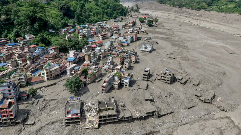 Una inundación arrasó una región de Nepal: hay al menos 95 muertos y casi 400 turistas desaparecidos