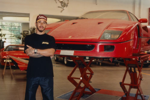 Lewis Hamilton rescató una Ferrari abandonada hace 30 años y fue restaurada en la fábrica de Maranello
