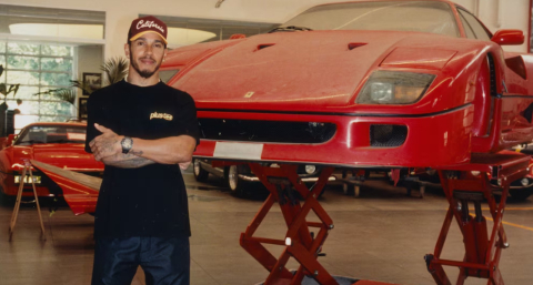 Lewis Hamilton rescató una Ferrari abandonada hace 30 años y fue restaurada en la fábrica de Maranello