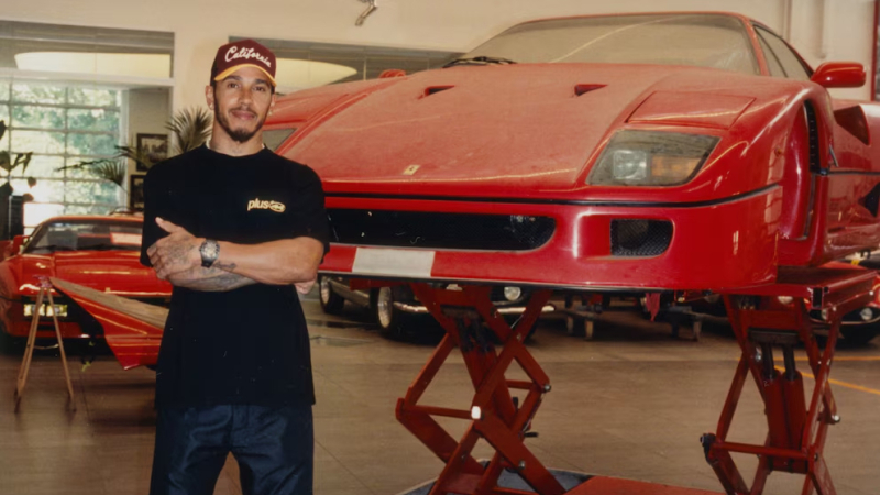 Lewis Hamilton rescató una Ferrari abandonada hace 30 años y fue restaurada en la fábrica de Maranello