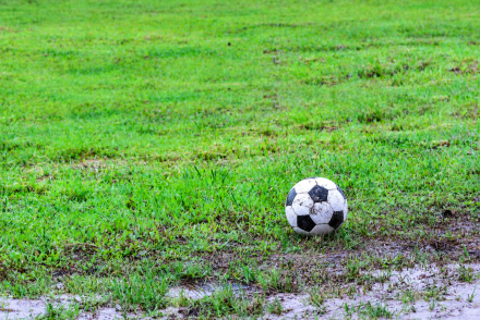 Pelota embarrada en cancha mojada