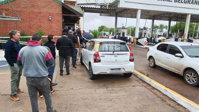 Demoras en el trámite para gestionar el TelePASE en el peaje del puente Chaco-Corrientes