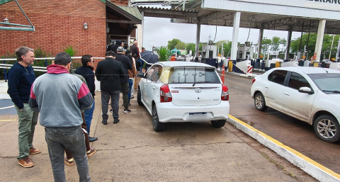 Demoras en el trámite para gestionar el TelePASE en el peaje del puente Chaco-Corrientes