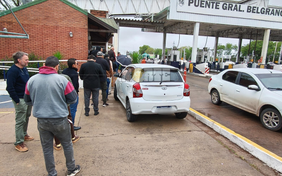 Demoras en el trámite para gestionar el TelePASE en el peaje del puente Chaco-Corrientes