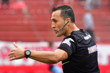 Espinoza, luego de la sanción por "farmear aura", pita hoy en el "Juan Alberto García"
