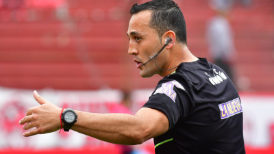 Espinoza, luego de la sanción por "farmear aura", pita hoy en el "Juan Alberto García"