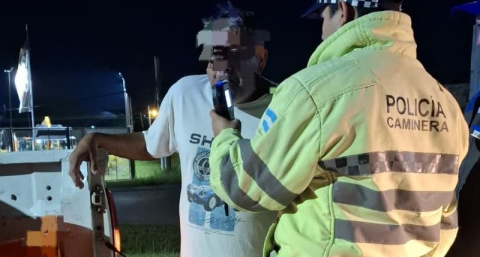 Conducía haciendo zigzag en la ruta y el test de alcoholemia dio 2,56