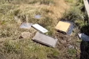 Un informe de la TV chilena reveló que tiraron placas argentinas del Cementerio de Darwin en Malvinas