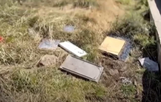 Un informe de la TV chilena reveló que tiraron placas argentinas del Cementerio de Darwin en Malvinas