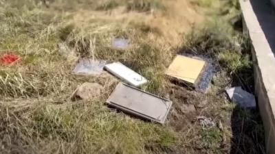 Un informe de la TV chilena reveló que tiraron placas argentinas del Cementerio de Darwin en Malvinas