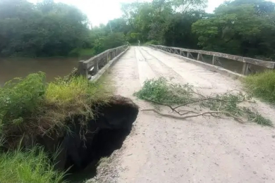 La creciente dejó un pozo de gran tamaño en el acceso al puente sobre el Tragadero