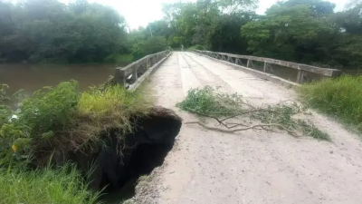 La creciente dejó un pozo de gran tamaño en el acceso al puente sobre el Tragadero