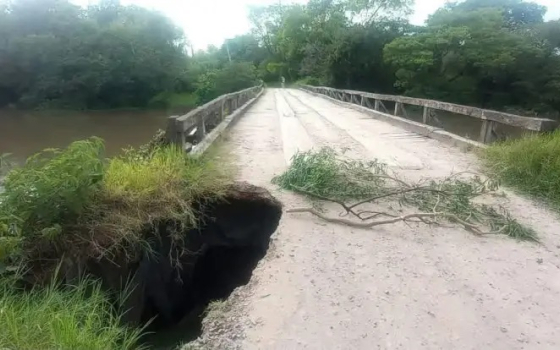 La creciente dejó un pozo de gran tamaño en el acceso al puente sobre el Tragadero