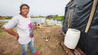 El agua cortó la Ruta 63 y unas 40 familias siguen viviendo a la vera del camino por la crecida del Paraná