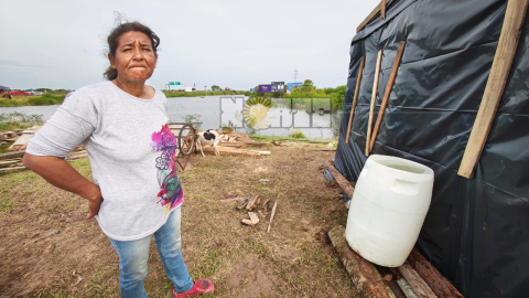 El agua cortó la Ruta 63 y unas 40 familias siguen viviendo a la vera del camino por la crecida del Paraná