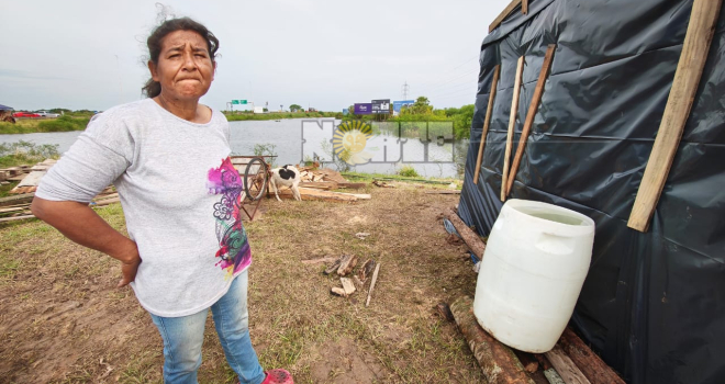 El agua cortó la Ruta 63 y unas 40 familias siguen viviendo a la vera del camino por la crecida del Paraná