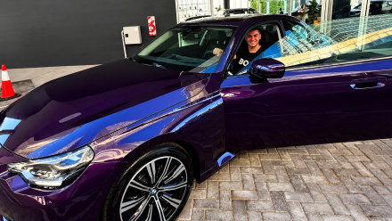 BMW violeta frente al garaje.png