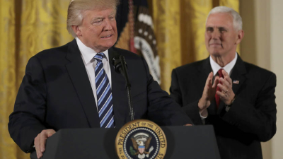 Trump inicia su presidencia con ataques a la prensa y a las marchas