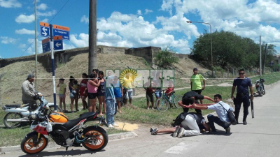 Dos sujetos desde una moto ejecutan a un joven en aparente caso de robo