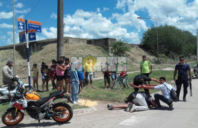 Dos sujetos desde una moto ejecutan a un joven en aparente caso de robo