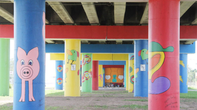 El viaducto sigue sumando color: se inauguró la intervención artística en las columnas