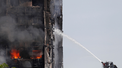 Incendio en Londres: Padres desesperados tiraron a sus hijos del rascacielos
