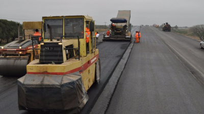 La autovía de la ruta 16 cerca del final: buen ritmo en el puente sobre el ferrocarril y colocación de asfalto
