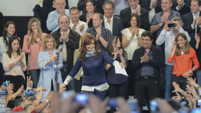 Con un duro discurso contra el gobierno Cristina inició la campaña para octubre