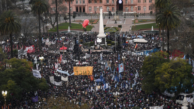 Miles de personas reclamaron en la Plaza de Mayo la "aparición con vida" de Santiago Maldonado