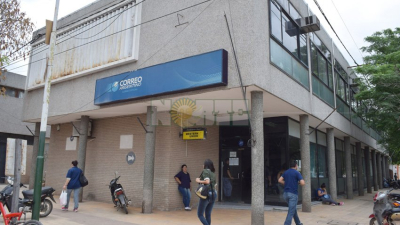 Un policía y dos empleados del correo socorrieron a un bebé que convulsionaba