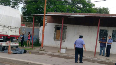 Motociclista muere arrollado por un camión que no detuvo su marcha por la Alvear