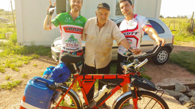Viajan en bici para generar conciencia sobre salud, ecología y movimiento