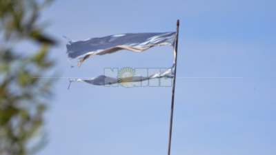 “Un águila guerrera”: así flamea la bandera del Museo Schulz
