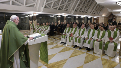 La cúpula del Episcopado argentino en el Vaticano: concelebró con el papa Francisco su misa matutina