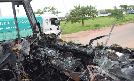 camioneros en lucha-camion incendiado1 (1).JPG