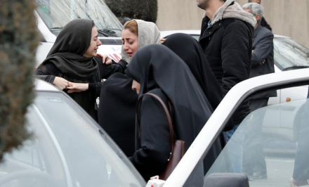 Familiares de pasajeros muertos en el accidente de avión en Irán.jpg