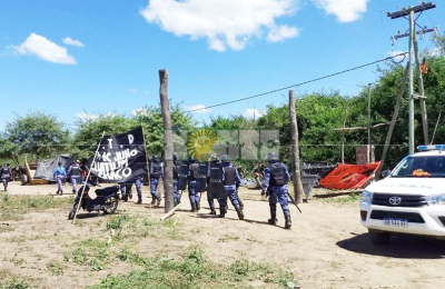Secuestran armas y esperan la mediación en el conflicto por tierras cedidas a movimientos sociales