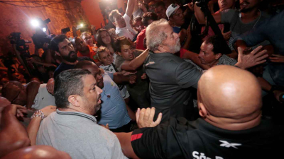 Casi 26 horas después de vencido el plazo, Lula se entrega a la Policía Federal