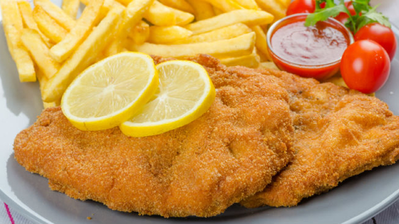 Milanesas: cuatro trucos que no fallan para que el pan rallado no se despegue de la carne
