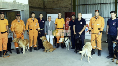 Canes de bomberos trabajan en la búsqueda de Maira Benítez y del pescador Juan Sánchez