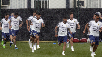Argentina entrenó bajo la lluvia en Barcelona y Pavón hizo trabajo diferenciado