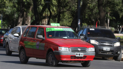 Viajar ocho cuadras en remís se paga 50 pesos