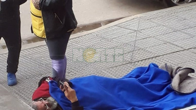 Castells, acostado en la vereda del Hotel Gualok, pide respuestas a sus demandas