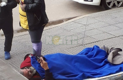 Castells, acostado en la vereda del Hotel Gualok, pide respuestas a sus demandas