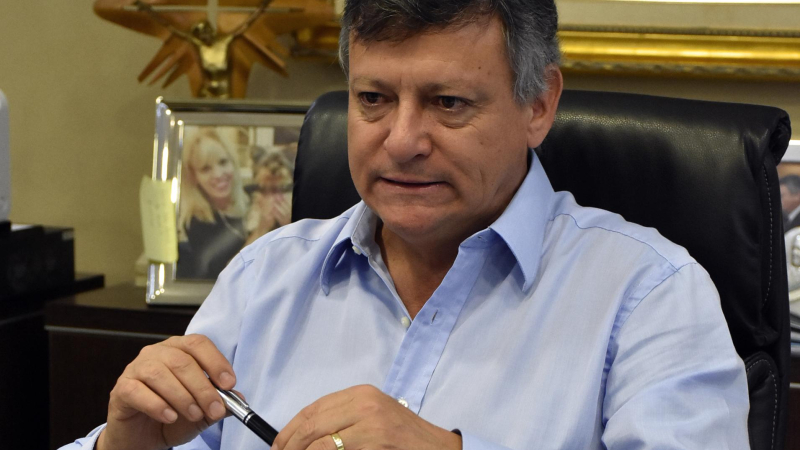 El gobernador anticipa un tope temporal de un año con límite de 12 sueldos mínimos