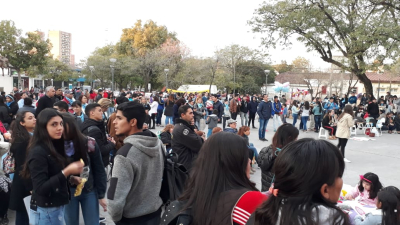 Exitosa convocatoria de “Canción por la vida” en la Plaza España